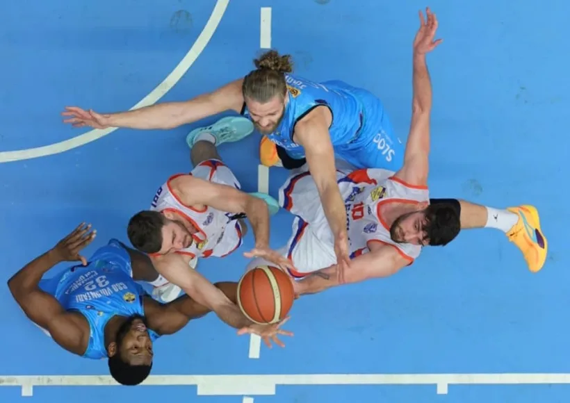 Victorie de senzaţie şi pas mare spre play-off pentru baschetbaliştii de la CSM Galaţi