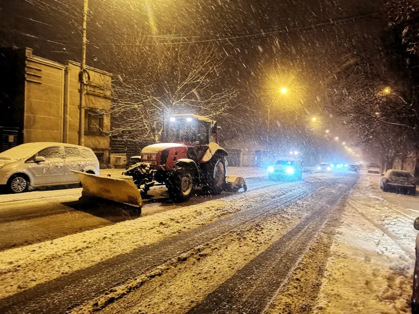 Zeci de utilaje de deszăpezire intervin pe străzile din Galați