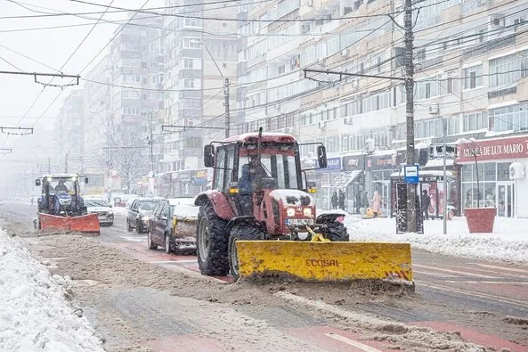 55 de utilaje lucrează pe străzile principale și secundare din orașul Galați