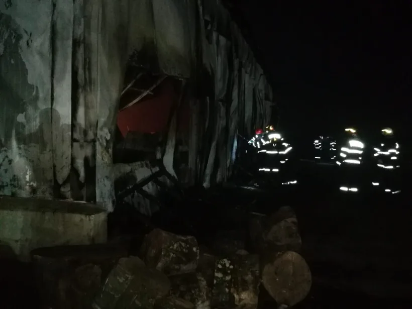 VIDEO Pericol de explozie în județul Galați: un depozit plin cu azotat de amoniu şi combustibil a luat foc