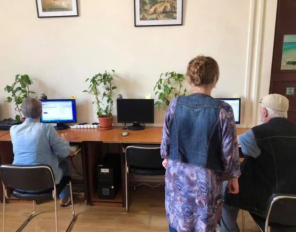 Sprijin pentru vârstnici: Biblioteca V.A Urechia îi ajută pe cei în vârstă să învețe noile tehnologii și cum să folosească aplicațiile online