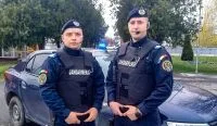Doi jandarmi din Galați, martori ai unui accident produs pe o șosea din nordul județului
