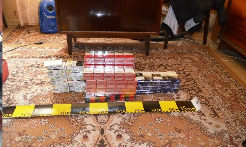 Percheziții: zeci de mii de ţigarete de contrabandă ascunse în televizor, canapea, masina de spălat sau în anvelope