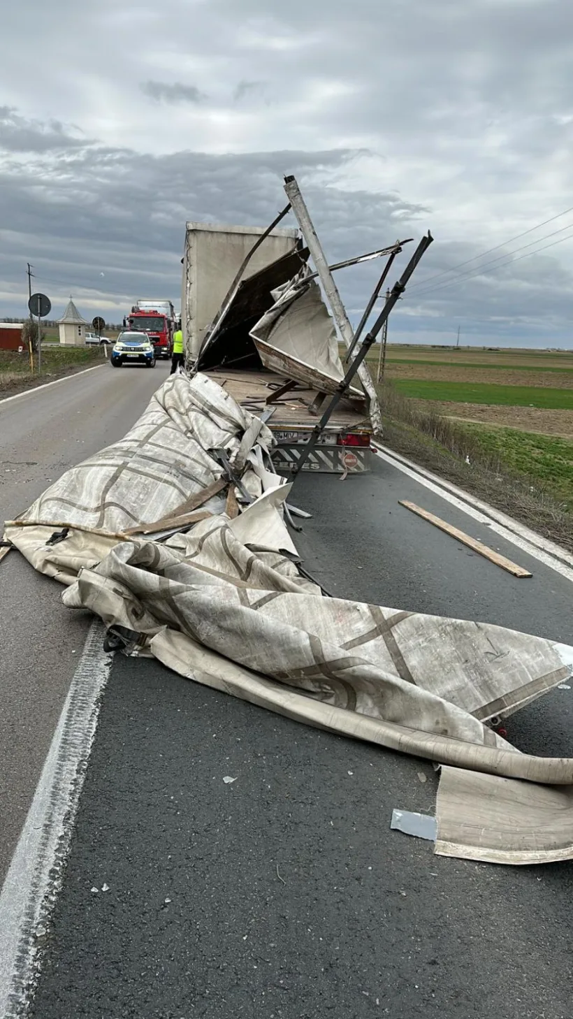 Remorca unui camion a fost proiectată într-un alt tir, din cauza vântului