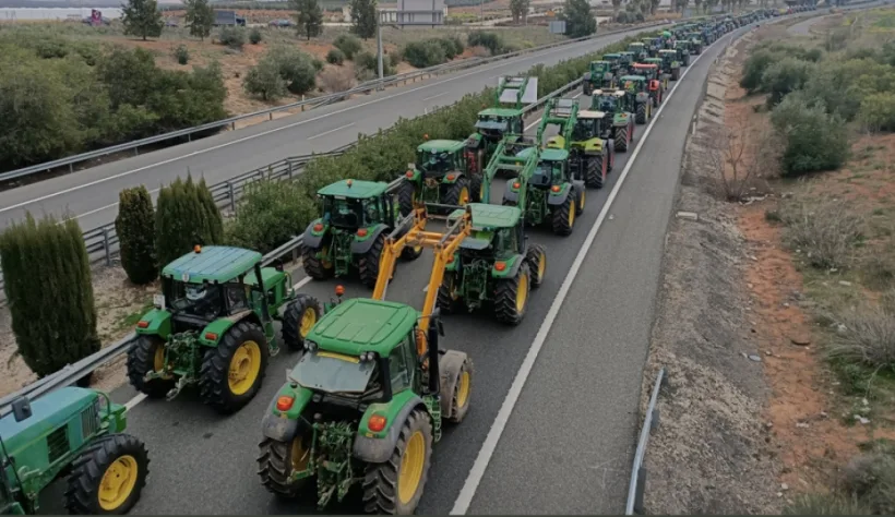 Protest la Galați: 100 de fermieri ies cu utilajele agricole în stradă