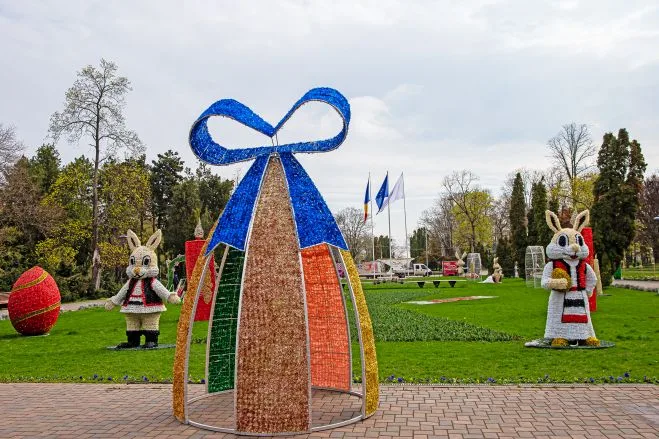 Se aprind decorațiunile de Paști în parcurile din Galați