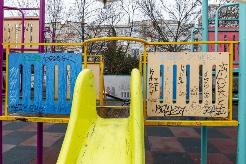 Un loc de joacă din Galați a fost vandalizat. Primar: Sunt bunuri comune, făcute din banii gălățenilor!