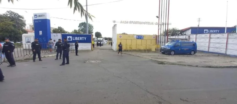 Polițist lovit de un suporter dinamovist. Agentul a ajuns la spital