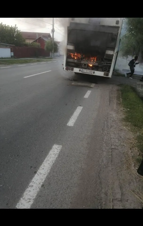 Autobuz cu elevi, în flăcări pe o șosea din Tecuci