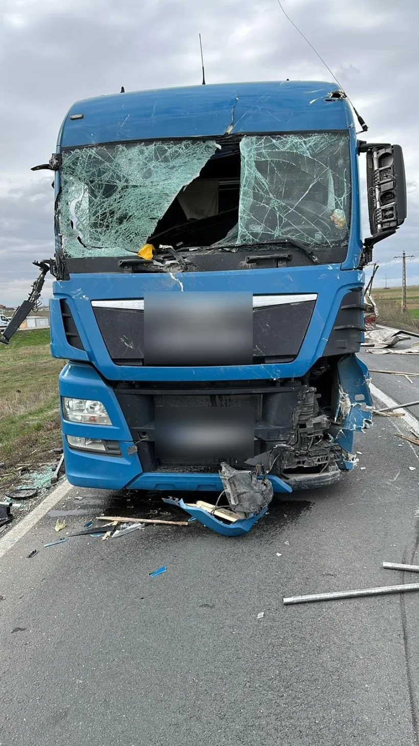 Un tir a spulberat un tractor pe o șosea din județul Galați