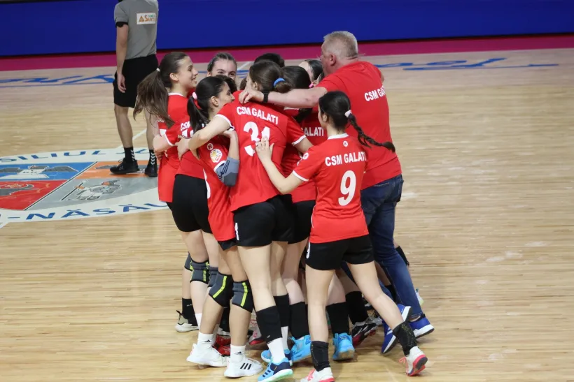 Junioarele 3 de la CSM Galaţi le-au năşit pe „micile tigroaice” de la CSM București