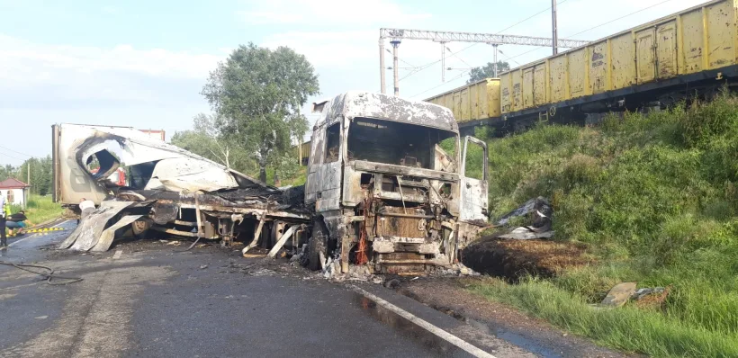 Un tir a luat foc pe o șosea din județul Galați