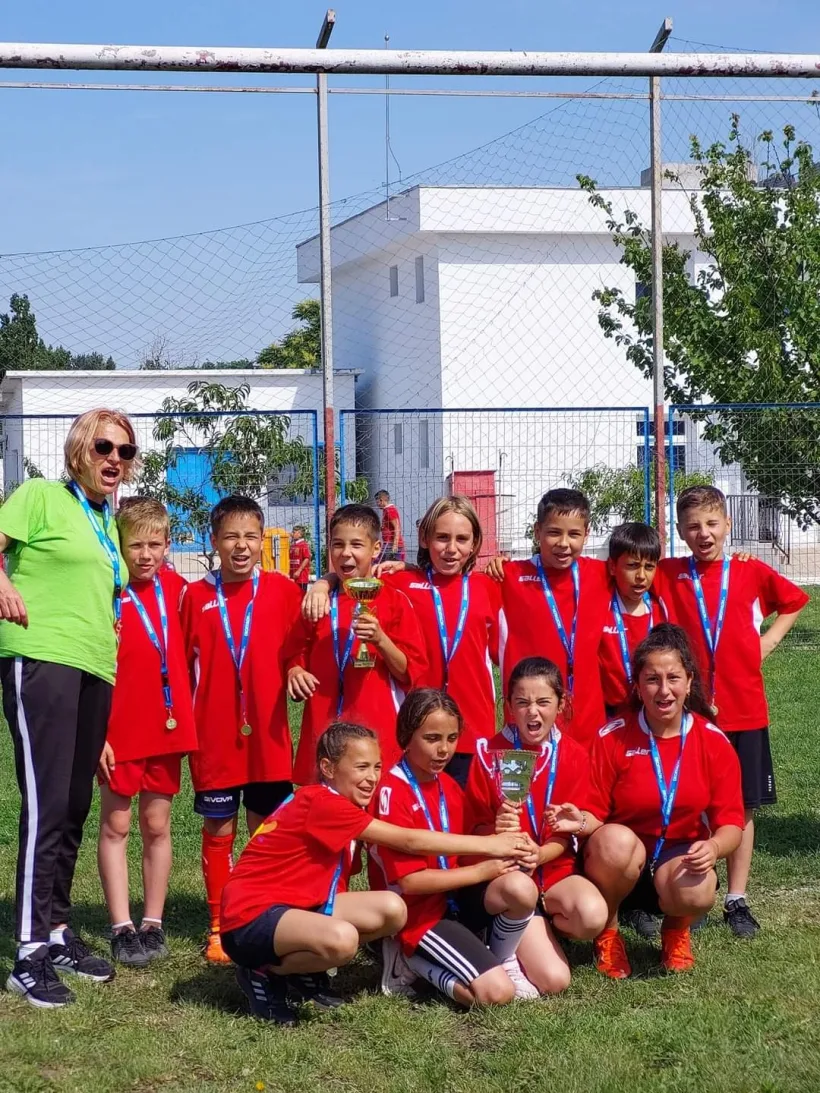 Sportul şi şcoala se împletesc perfect: Şcoala Gimnazială 18 Galaţi, campioană naţională la rugby-tag