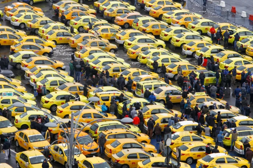 Protest al taximetriștilor la Galați: cer eliminarea transportului alternativ