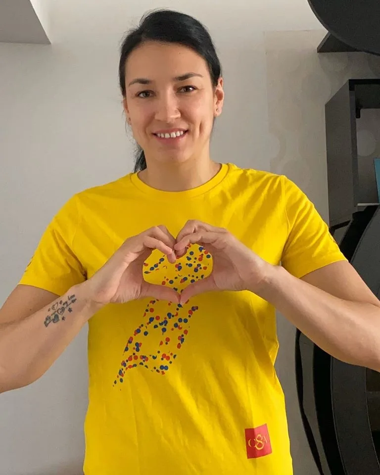 7.350 de lei strânşi din vânzarea tricourilor personalizate vor fi donaţi de Cristina Neagu către Crucea Roşie