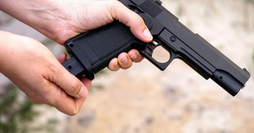 Adolescentă împușcată în cap de fratele ei, cu un pistol de tip airsoft