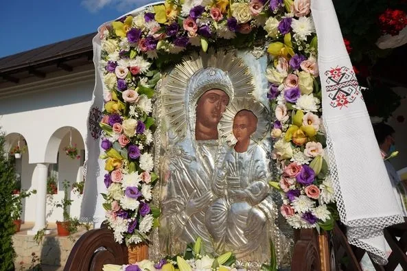 Pelerinajul cu Icoana făcătoare de minuni a Maicii Domnului de la Mănăstirea Adam în Arhiepiscopia Dunării de Jos, este în plină desfășurare