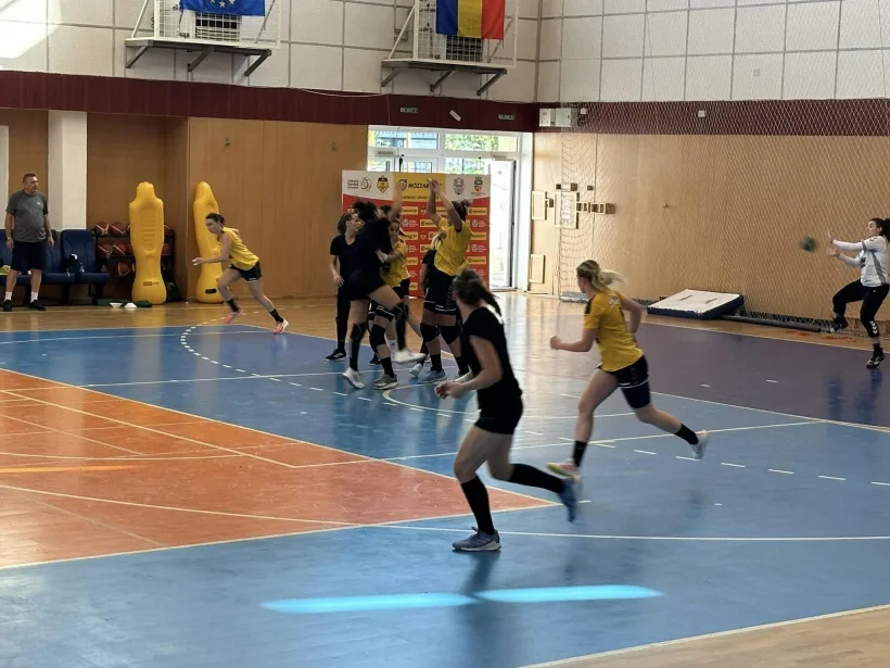 Handbalistele de la CSM Galaţi îşi fac temele pentru promovare
