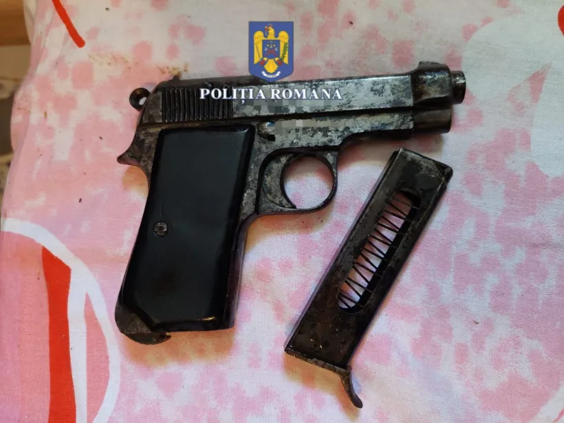 Pistol letal găsit ascuns în canapeaua unui deținut