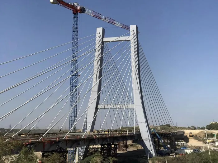 Continuă lucrările la podul hobanat al Drumului de Centură: sute de metri cubi de beton turnați într-o singură zi