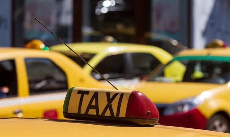 Taximetriști protestează pe străzile Galațiului