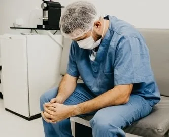 Unul din zece medici a fost agresat fizic în serviciu