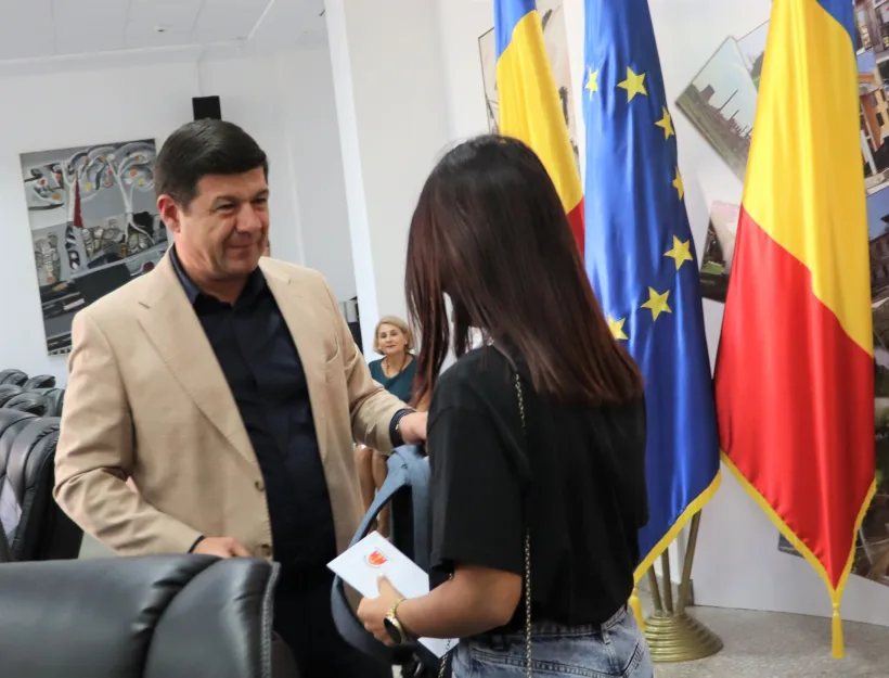 Povești de succes. Președintele Consiliului Județean Galați a premiat 10 tineri aflați în grija Protecției Copilului care au fost admiși la facultăți de prestigiu din țară