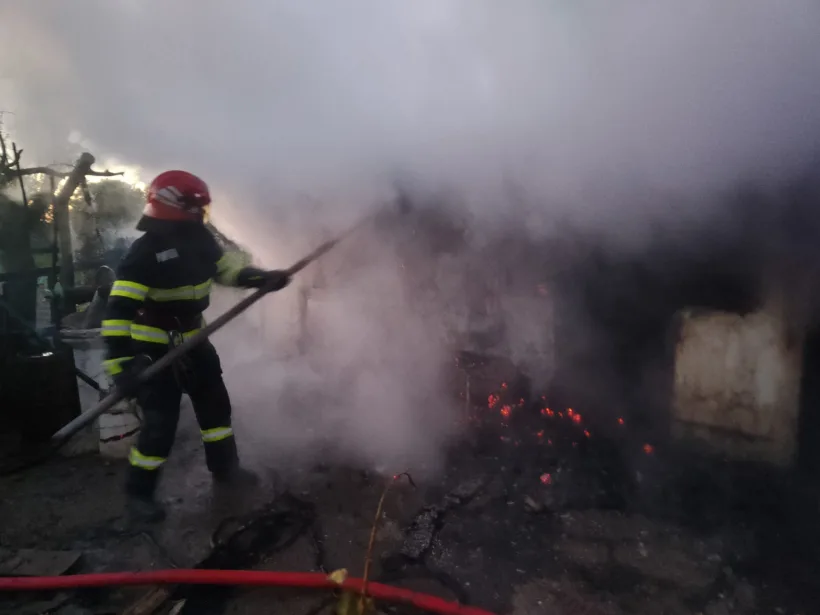 Incendiu la o casă din comuna Braniștea, din cauza unui scurtcircuit
