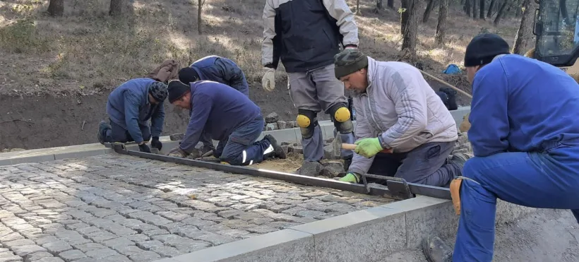 Se montează piatră cubică pe drumul către Parcul de Aventură „EscapeLand” din Pădurea Gârboavele