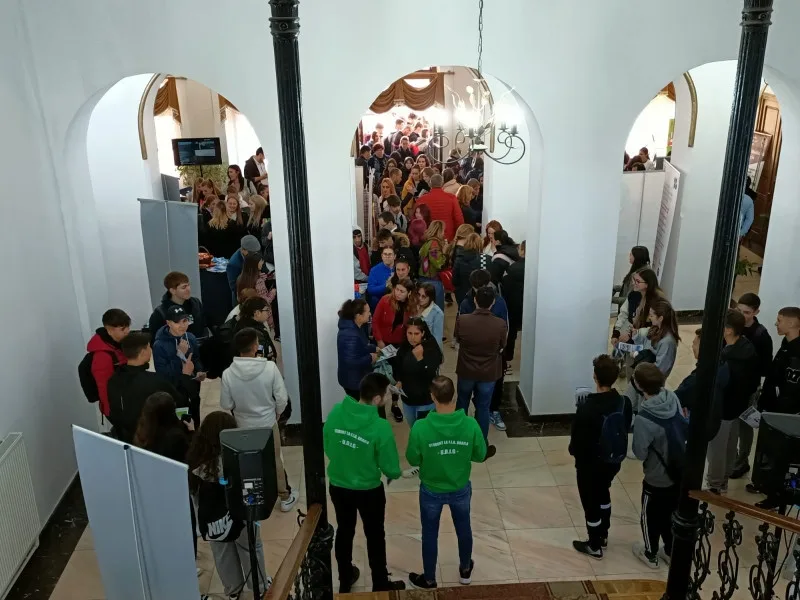 Sute de liceeni din Tecuci, interesați de oferta educațională a UDJG