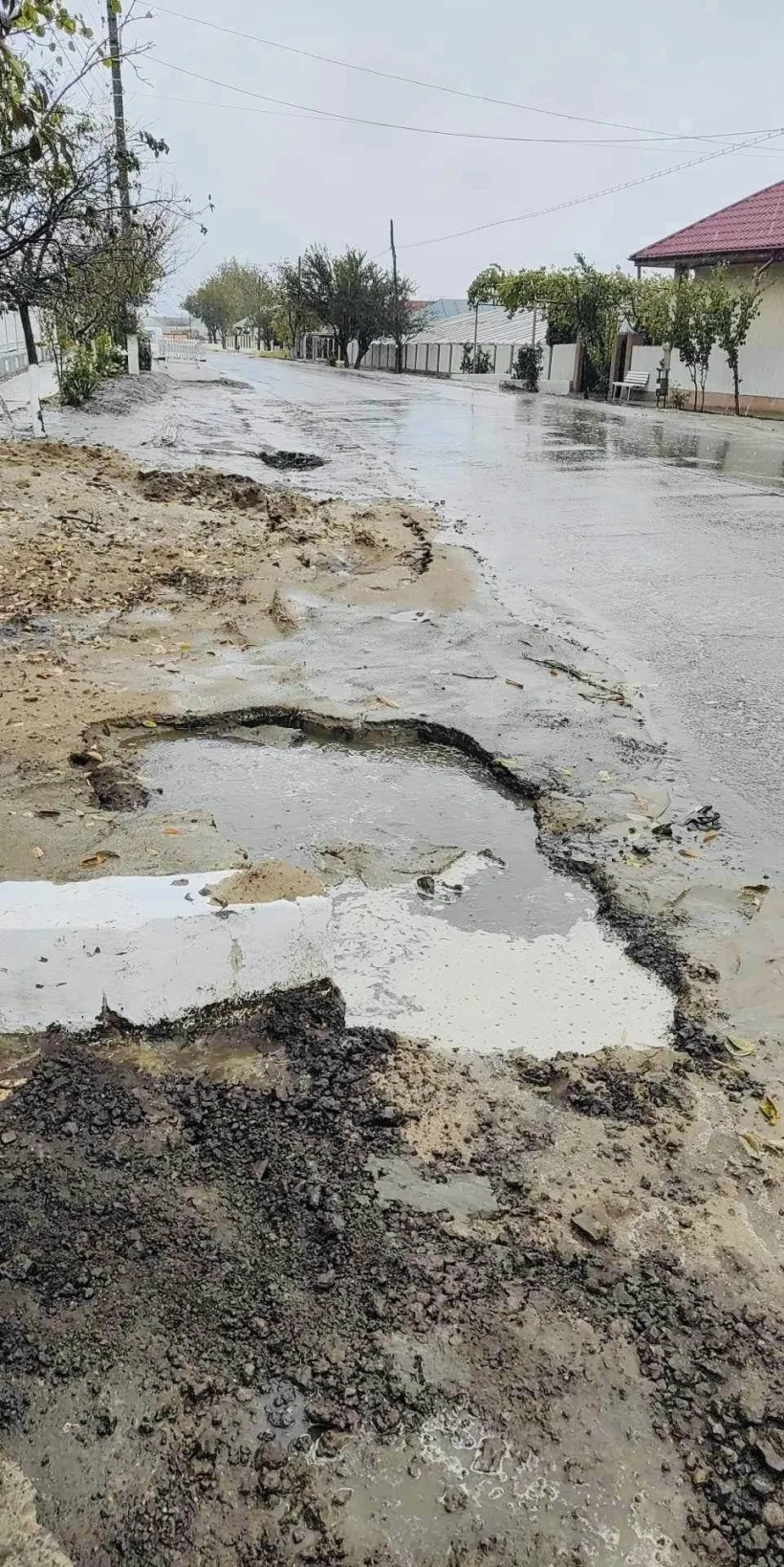 Primăria Matca: Mai multe zone au fost afectate de alunecări de teren în locurile unde au fost montate țevile de apă și canalizare