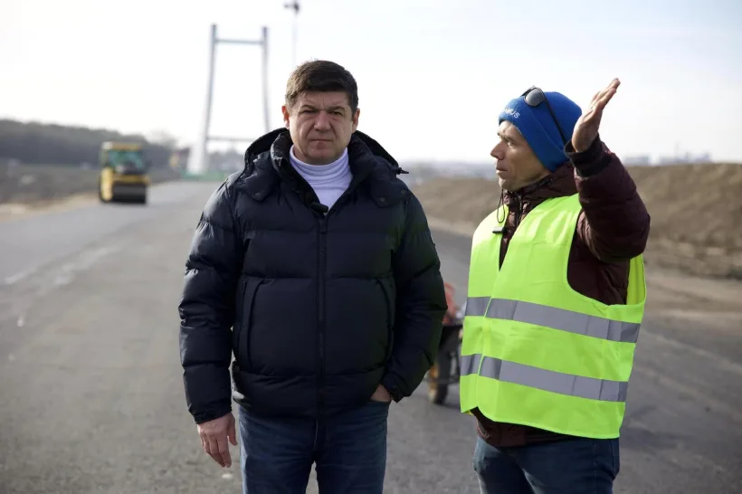 Se lucrează în zona podului hobanat de pe Drumul de Centură. Costel Fotea: se toarnă primul strat de asfalt pe rampa dinspre Talcioc