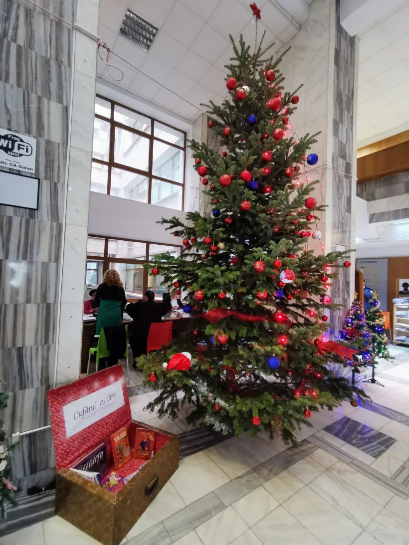 „Lex it snow...cu fapte bune”. Expoziție de brazi împodobiți, în Palatul Justiției din Galați