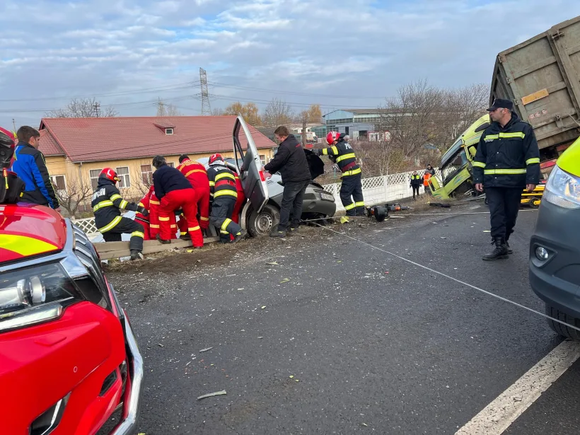Accident grav la Șendreni: un camion și o dubiță au căzut într-un șanț