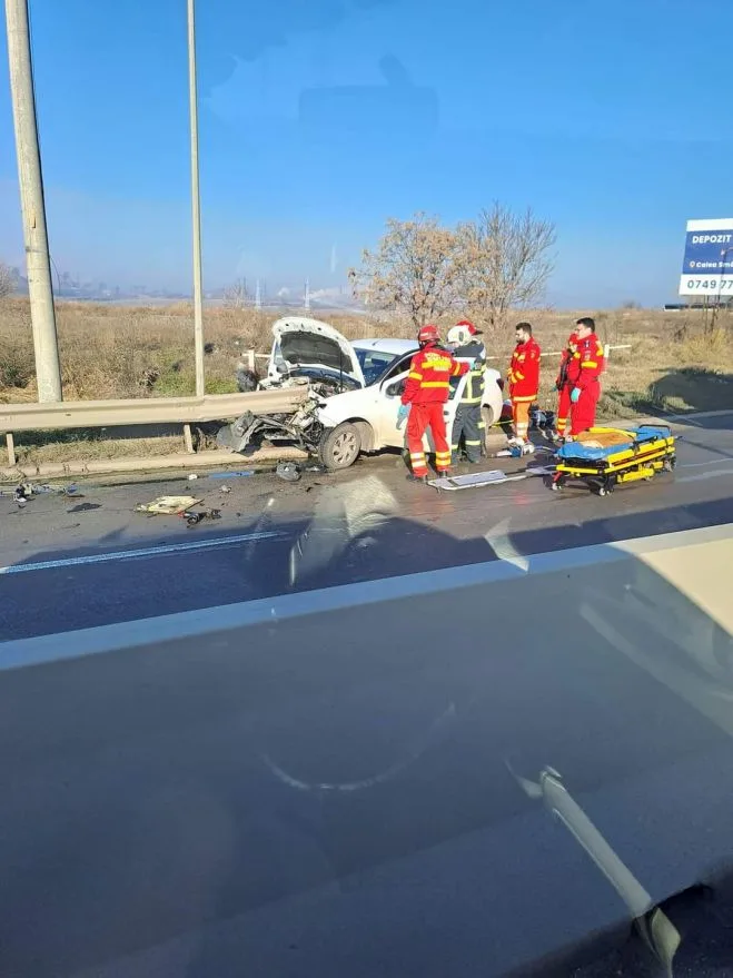 Un șofer de 85 de ani a intrat cu mașina în parapetul de protecție de pe marginea unui drum din Galați