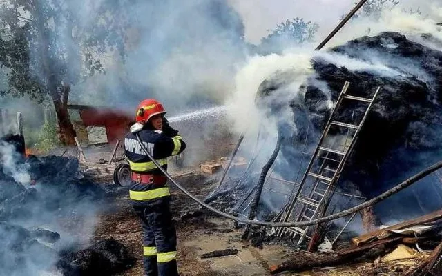 Incendiu într-un depozit de covoare din orașul Galați