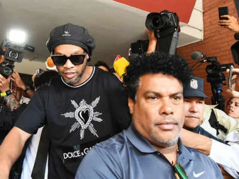 Ronaldinho a fost eliberat din închisoare şi mutat în arest la domiciu la un hotel din Asuncion