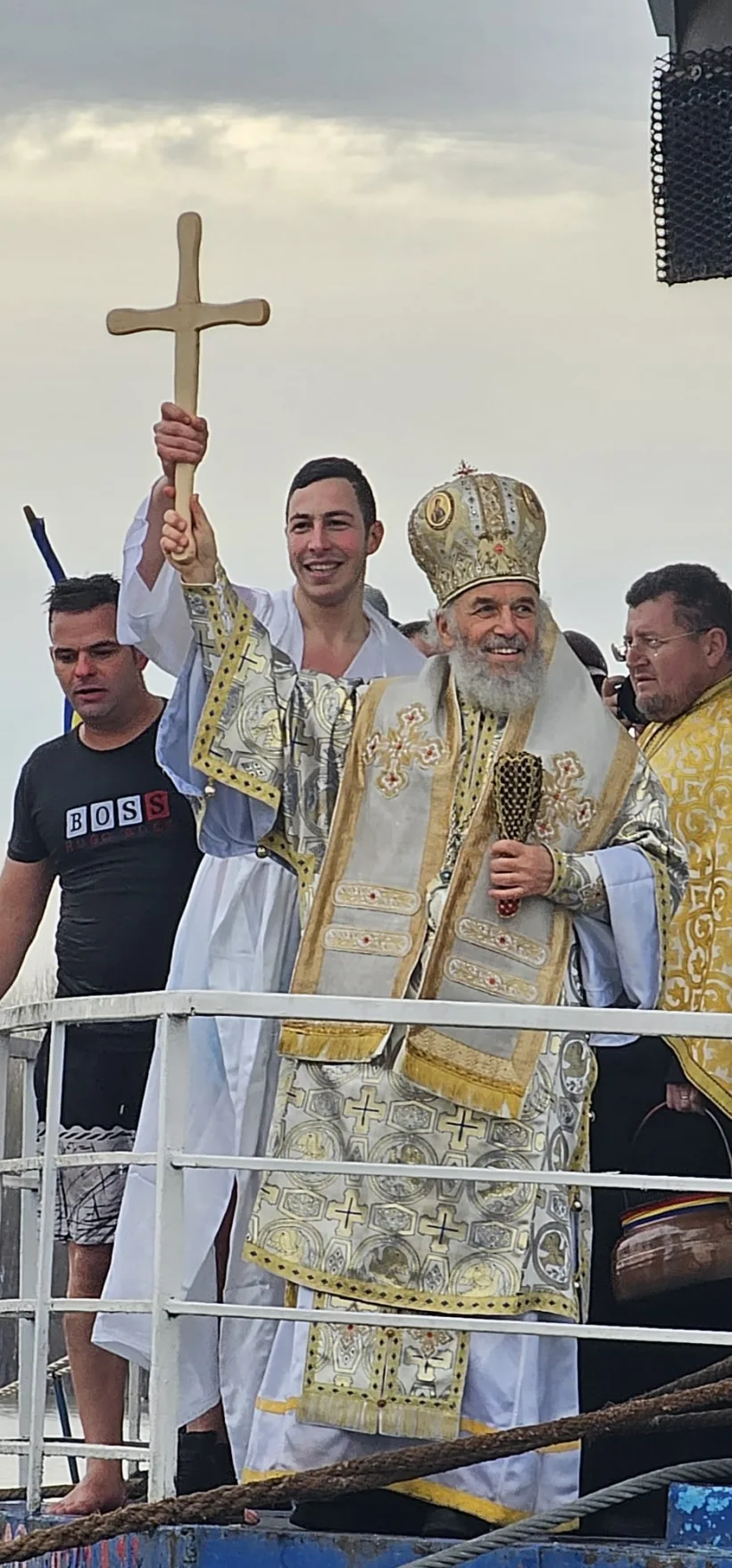Un soldat a prins crucea din apa Dunării, de Bobotează