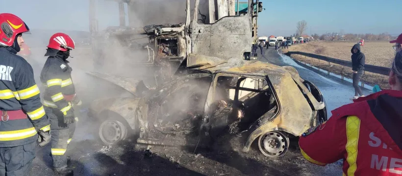 VIDEO Un autoturism și un autocamion au luat foc în urma unui accident, pe DN24: doi tineri au murit
