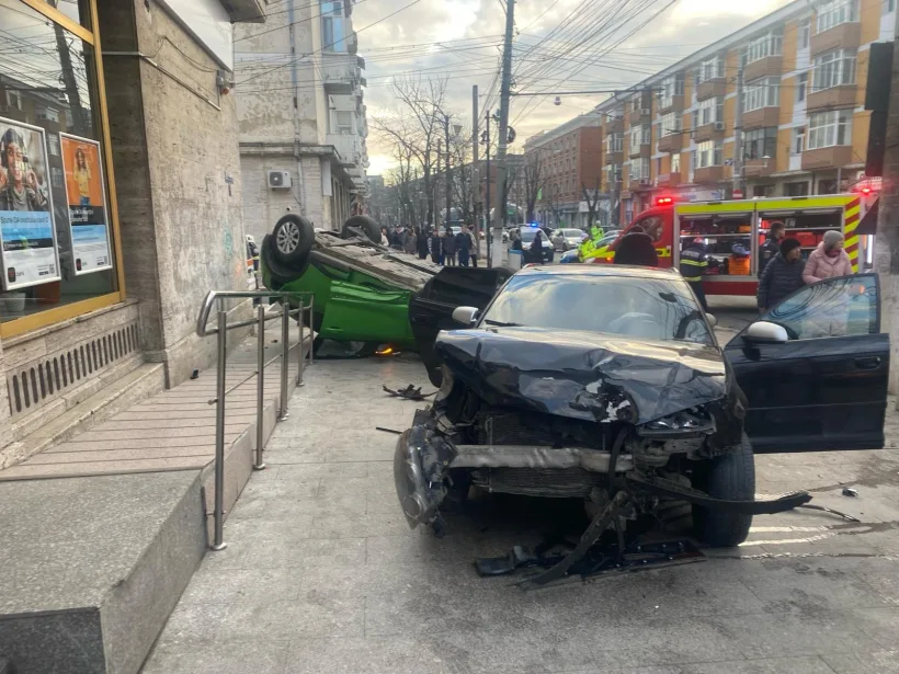 Accident grav în centrul Galațiului: două mașini au ajuns pe trotuar