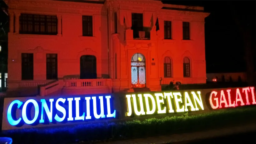 Clădirea Consiliului Județean Galați, iluminată în roșu de Ziua Europeană a Numărului Unic de Urgență 112