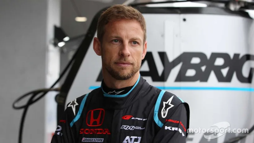 Pilotul britanic de Formula 1, Jenson Button s-a impus în cursa virtuală „Trofeul Legendelor”