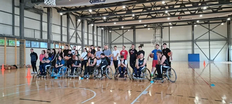 Schimb de experiență între sportivi și antrenori în scaune cu rotile