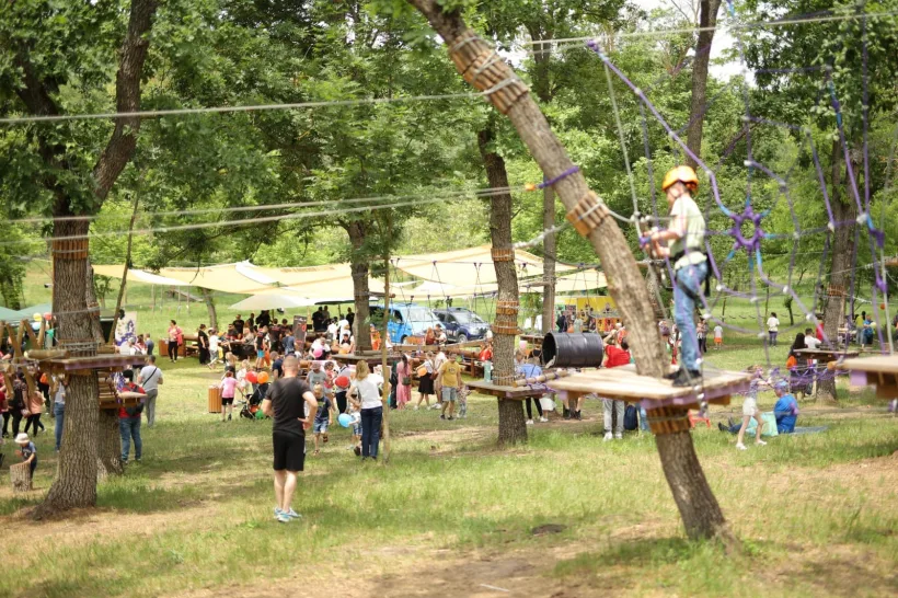 Distracția și adrenalina au fost la „înălțime” în Parcul de Aventură „EscapeLand” din Pădurea Gârboavele
