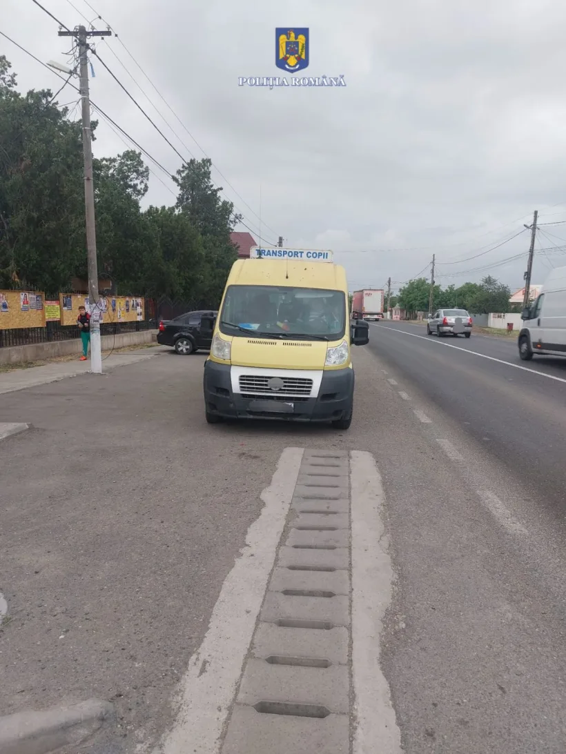 Un șofer de microbuz școlar a fost prins băut în trafic