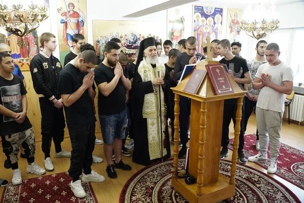 Proiect dedicat reabilitării deţinuţilor, implementat de Arhiepiscopia „Dunării de Jos”