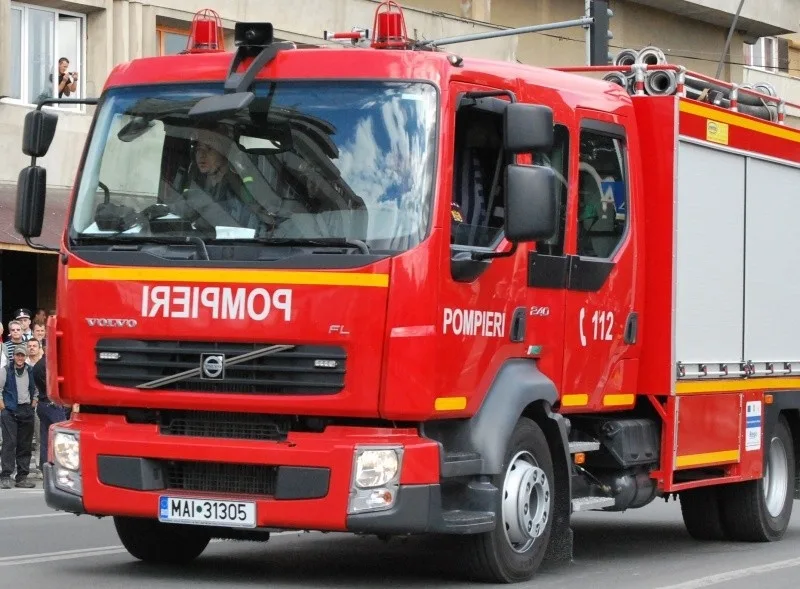 Incendiu puternic la Tecuci: două clădiri au luat foc
