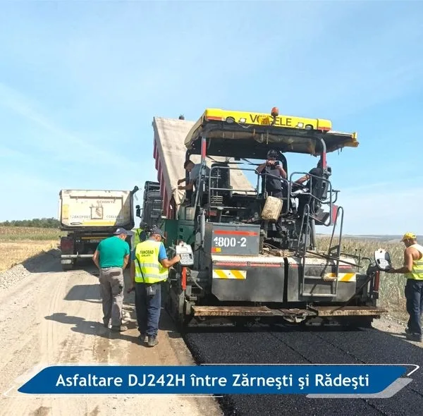 Se asfaltează pe mai multe drumuri județene din Galați