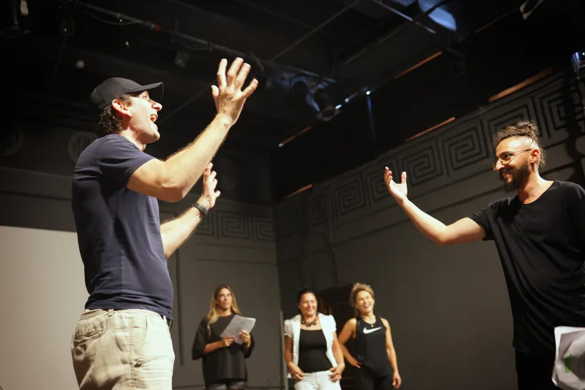 Teatrul „Gulliver” începe noua stagiune cu premiera spectacolului „Păhărelul cu nectar”
