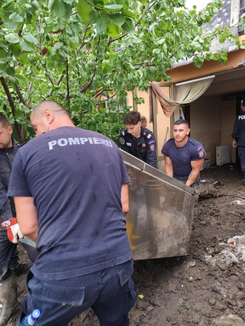 IGSU, în sprijinul oamenilor grav afectați de puhoaiele de apă: opt camioane cu paturi, saltele și perne au fost trimise